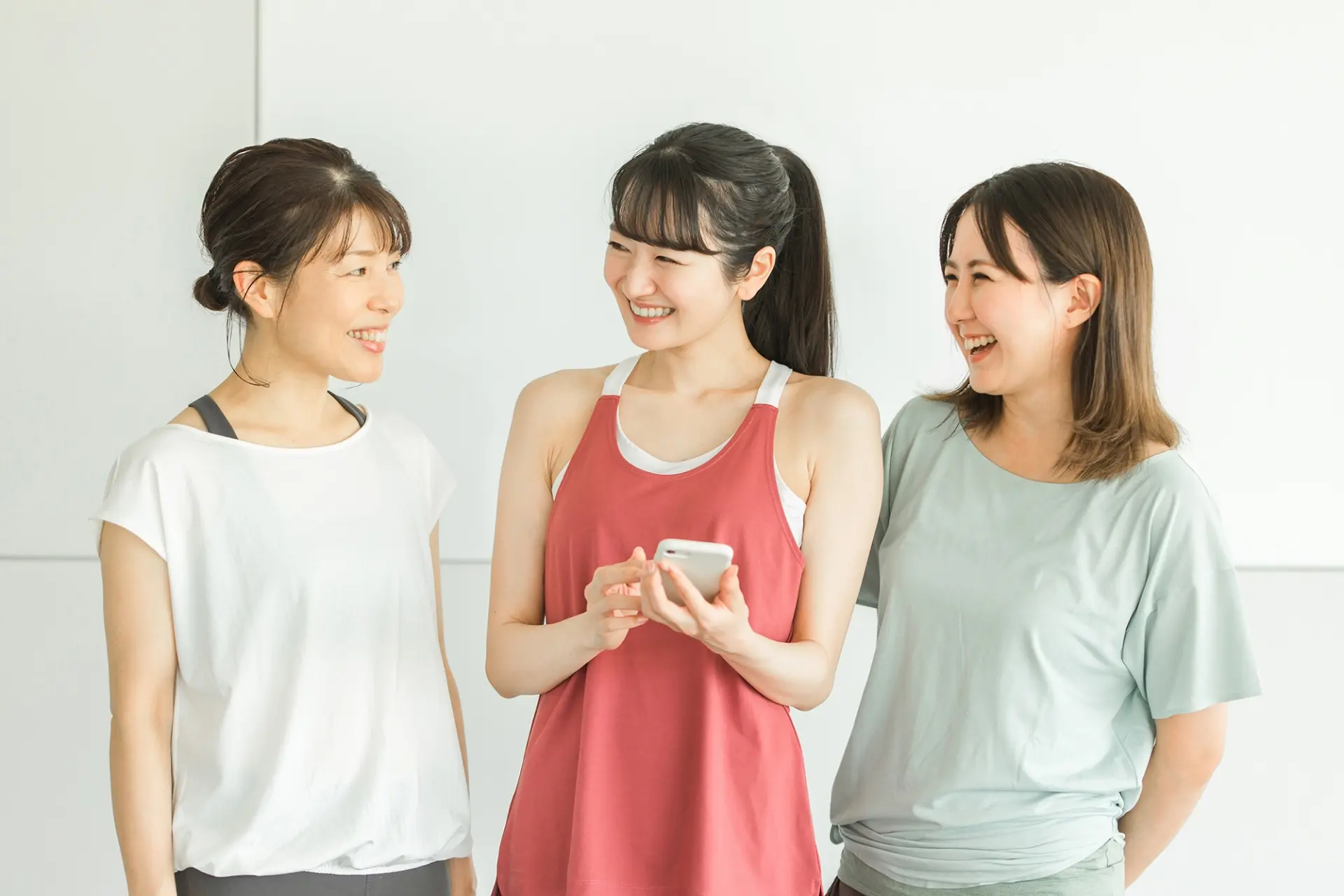 友達と笑いあう人々